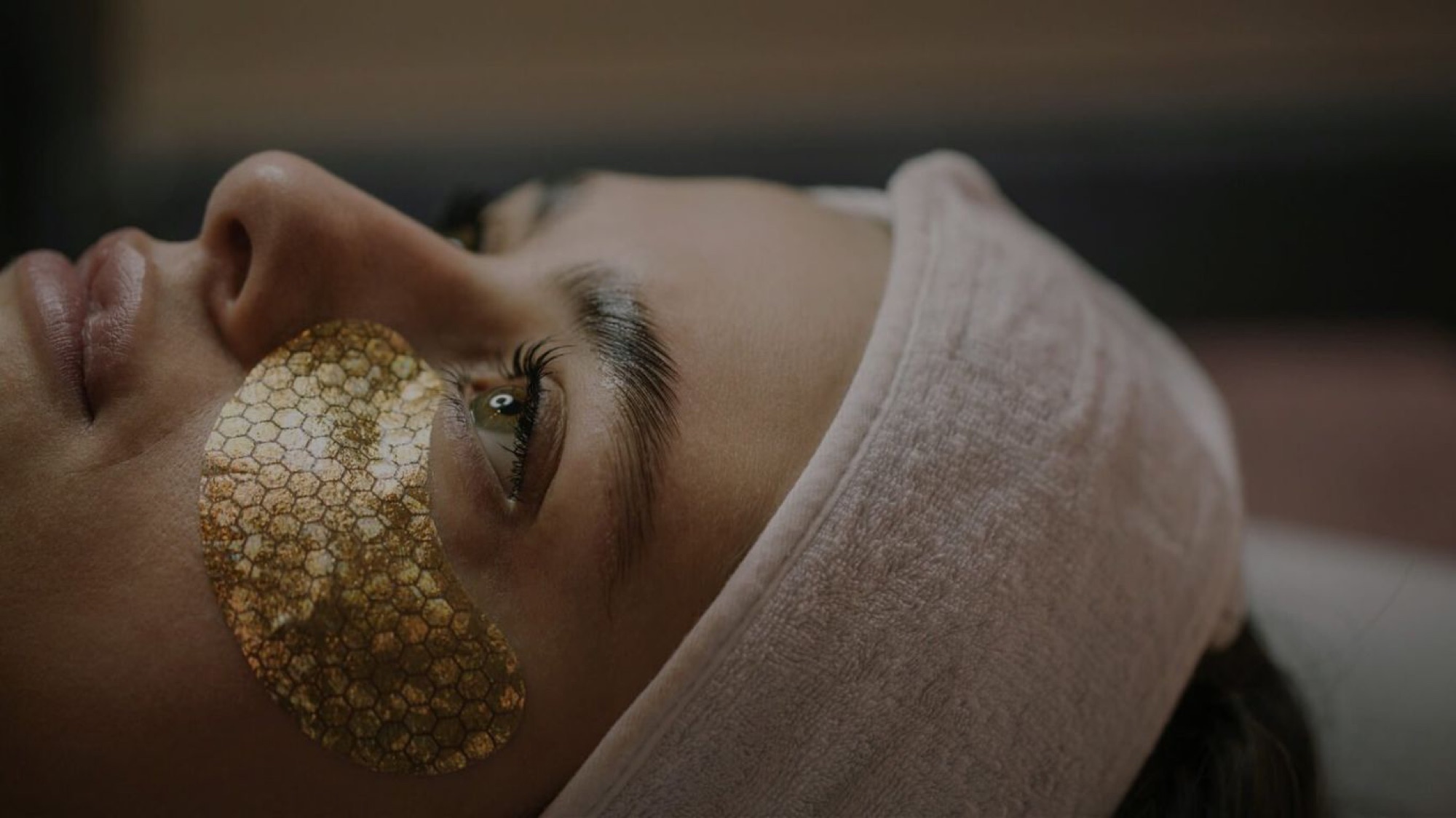 Kosmetikbehandlung mit Gold-Augenpads bei LCS Beauty